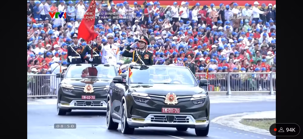 Đồng chí Trung tướng Nguyễn Trọng Bình, Phó Tổng Tham Mưu trưởng Quân đội nhân dân Việt Nam chỉ huy, dẫn đầu các khối đại diện cho lực lượng Quân đội nhân dân và Dân quân tự vệ. (Ảnh chụp màn hình)