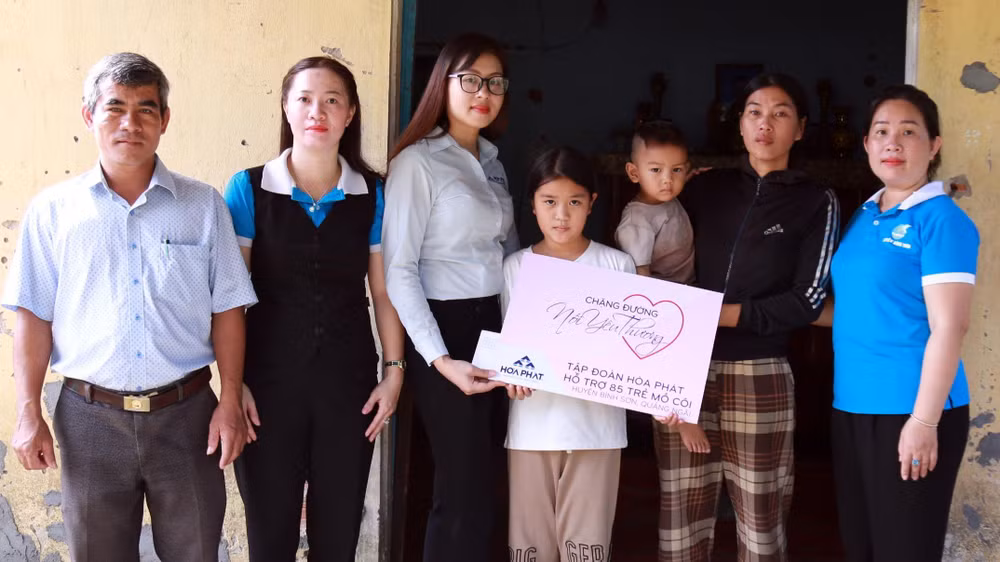 Đại diện Tập đoàn Hòa Phát trao biểu trưng nhận hỗ trợ trẻ em mồ côi ở huyện Bình Sơn (Quảng Ngãi).