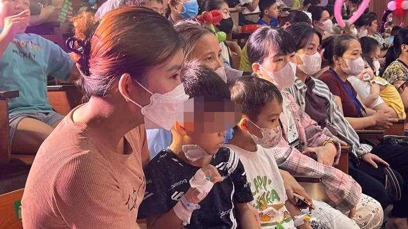 Bé trai V.M. (5 tuổi, Vân Hồ, Sơn La) vừa trải qua ca mổ 3 ngày trước. Bé trai V.M. (5 tuổi, Vân Hồ, Sơn La) vừa trải qua ca mổ 3 ngày trước.