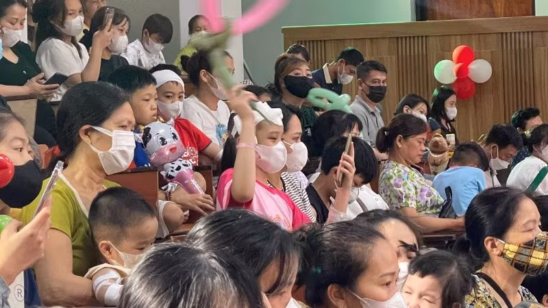 Nhiều bệnh nhi dù vừa trải qua phẫu thuật nhưng hôm nay các em không còn cảm thấy những cơn đau, chỉ có niềm vui và sự háo hức khi vừa được xem, vừa được nhận quà. Nhiều bệnh nhi dù vừa trải qua phẫu thuật nhưng hôm nay các em không còn cảm thấy những cơn đau, chỉ có niềm vui và sự háo hức khi vừa được xem, vừa được nhận quà.