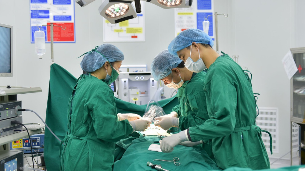 Các bác sĩ phẫu thuật cho bệnh nhi. 