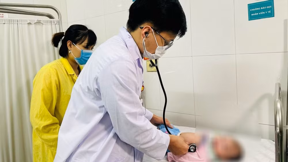 Nhiều bệnh nhi nhập viện do viêm đường hô hấp.