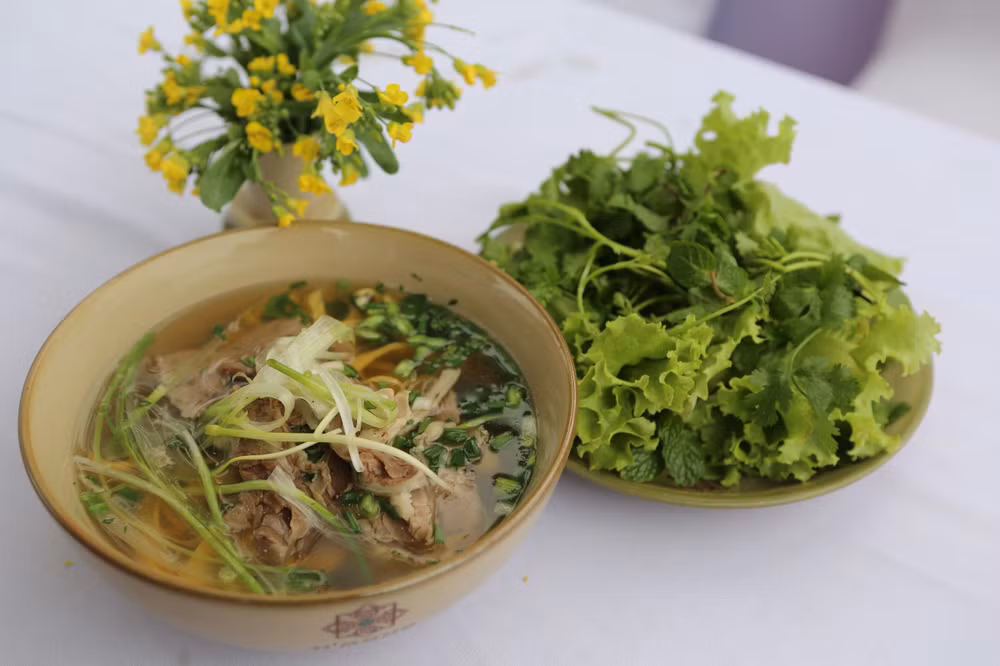 Phở ngô Hà Giang sử dụng nạm bò để không làm mất đi vị thanh của nước dùng được ninh từ củ quả.