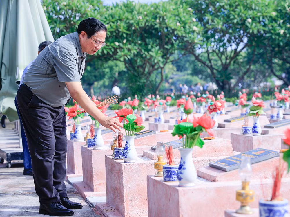 Thủ tướng Phạm Minh Chính dâng hương tại các phần mộ liệt sĩ tại Nghĩa trang Liệt sĩ Ba Dốc.