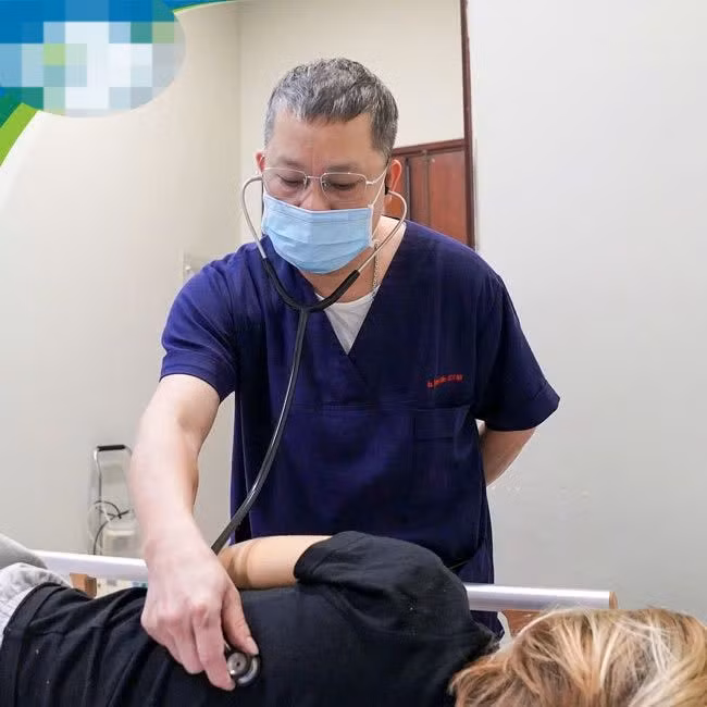 Phó Giáo sư, Tiến sĩ Tạ Anh Tuấn, Trưởng khoa Điều trị tích cực Nội khoa đang thăm khám cho bệnh nhi.