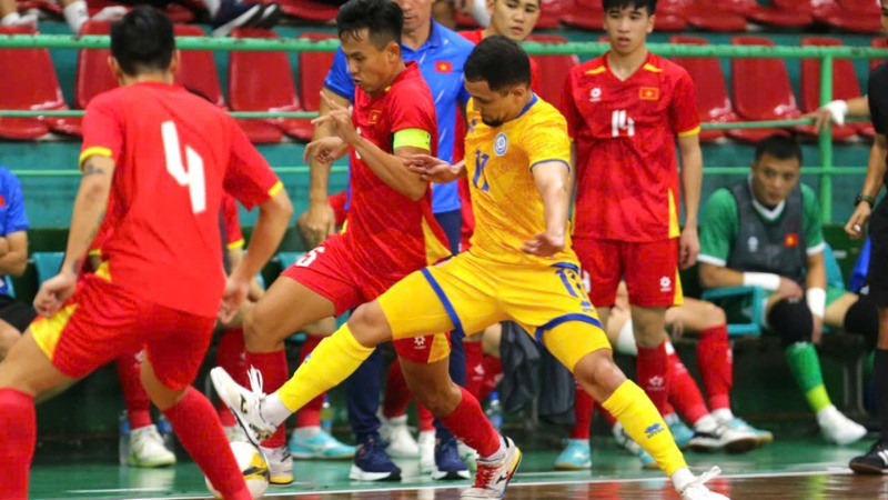Đội tuyển futsal Việt Nam (áo đỏ) thi đấu ấn tượng trước Kazakhstan. (Ảnh: VFF)