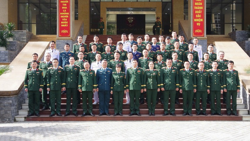 Các đại biểu chụp ảnh lưu niệm. 