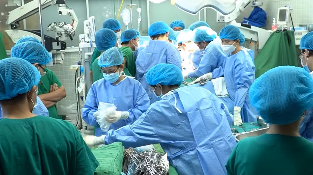 Các bác sĩ ghép tạng từ tạng hiến của cô gái 25 tuổi. 