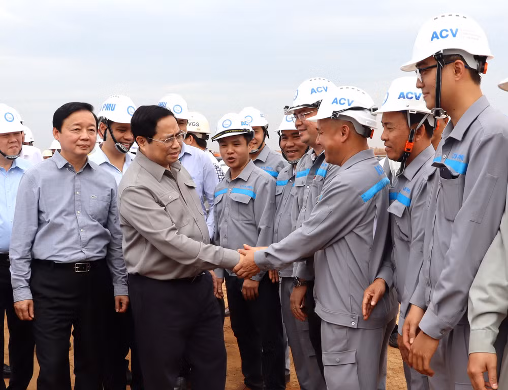 Thủ tướng Phạm Minh Chính động viên công nhân thi công trên công trường Dự án đầu tư xây dựng sân bay Long Thành.