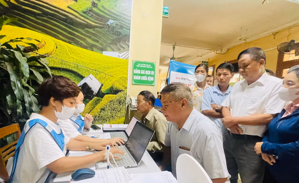 Đông đảo bà con chờ tới lượt khám, siêu âm.