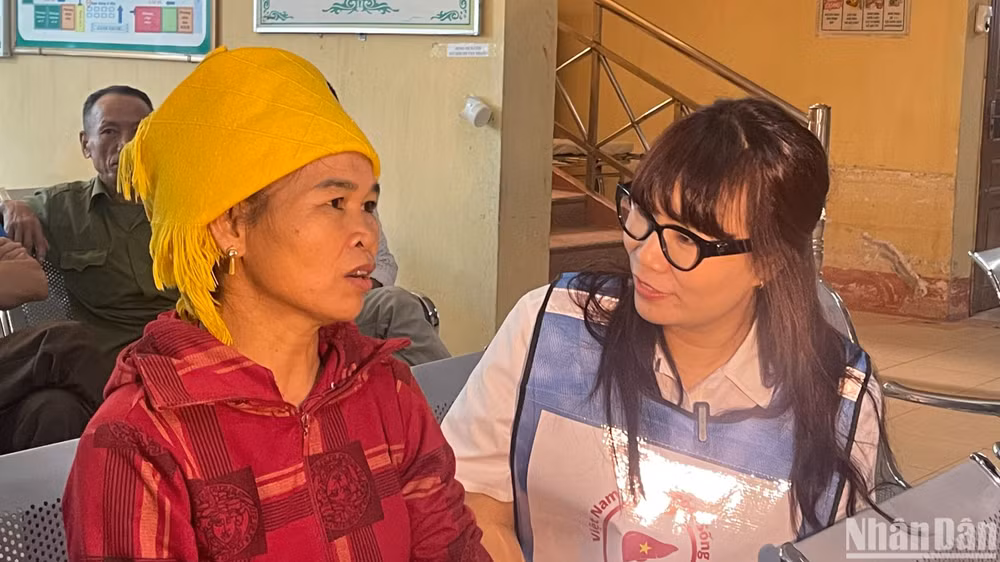 Bà Đặng Thị Hiền tư vấn cho người dân.