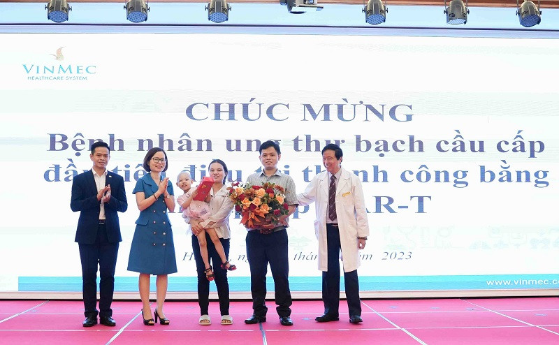 Các y, bác sĩ chúc mừng gia đình bệnh nhi. 
