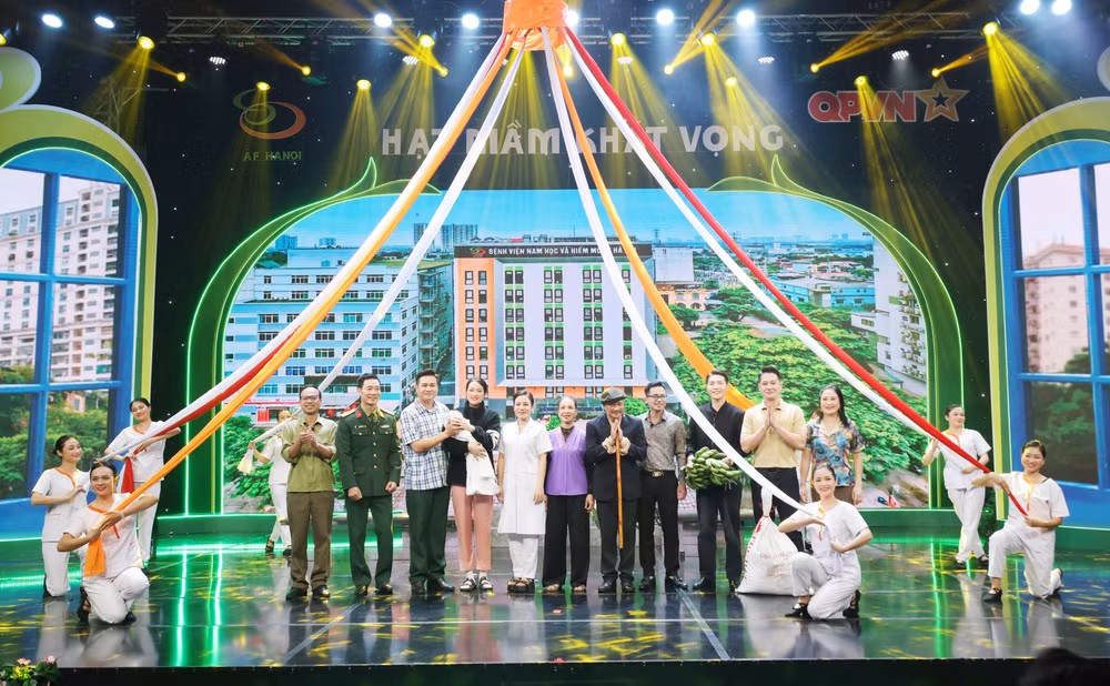 Vở chèo “Giọt nước mắt hạnh phúc” do Đạo diễn - NSND Tự Long cùng các nghệ sĩ Nhà hát chèo Quân đội thể hiện.