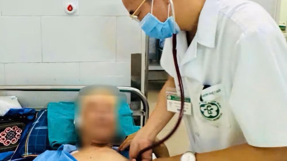 Phó Giáo sư, Tiến sĩ Đỗ Duy Cường, Giám đốc Trung tâm Bệnh Nhiệt đới, Bệnh viện Bạch Mai khám cho người bệnh.