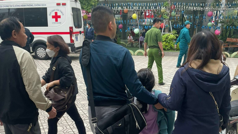 Hơn 50 cháu Trường Tiểu học Kim Giang nghi ngộ độc thực phẩm.