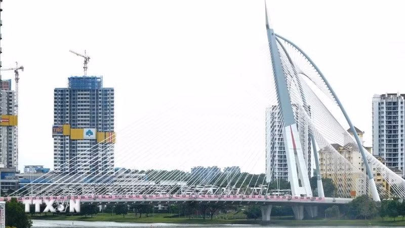 Cầu Seri Wawasan - địa danh nổi tiếng ở Thủ đô hành chính Putrajaya của Malaysia. (Ảnh: TTXVN)
