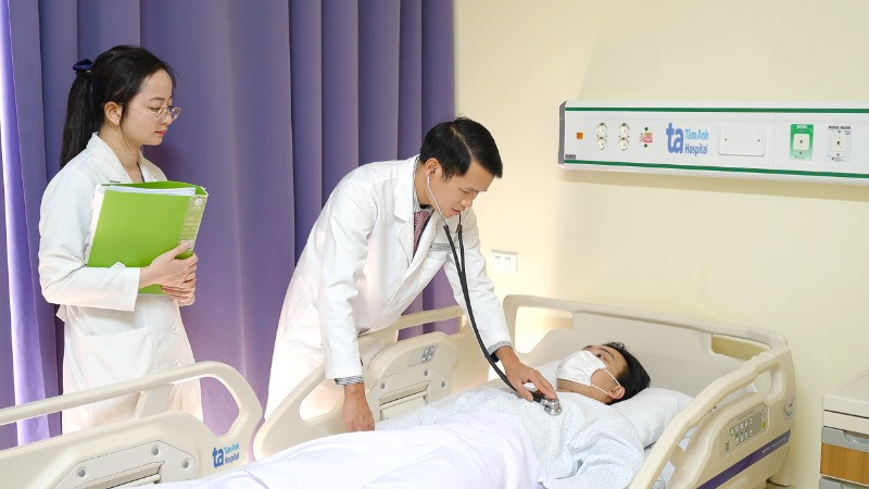 Tiến sĩ, bác sĩ Vũ Hữu Khiêm, Trưởng Khoa Ung bướu, Bệnh viện đa khoa Tâm Anh Hà Nội, thăm khám một người tham gia nghiên cứu. (Ảnh: BVCC)