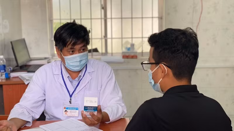 Bác sĩ tư vấn cho đối tượng nguy cơ cao nhiễm HIV.