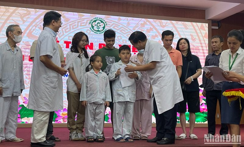 Phó Giáo sư, Tiến sĩ Đào Xuân Cơ chúc mừng các bệnh nhân xuất viện chiều 22/9.