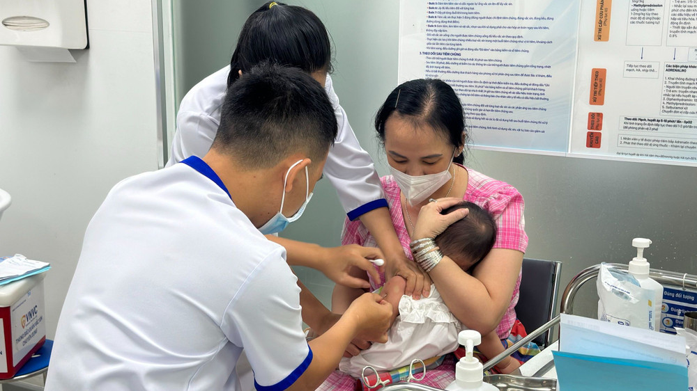 Tiêm phòng vaccine sởi cho trẻ. 
