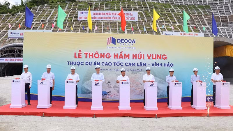 Lãnh đạo Bộ Giao thông vận tải cùng nhà thầu và lãnh đạo địa phương thực hiện nghi thức nhấn nút Lễ thông hầm Núi Vung.