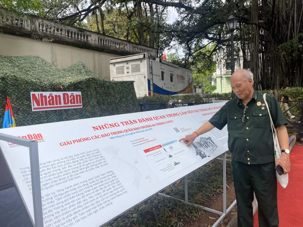 Ông Lê Điềm (Lò Đúc, Hà Nội) trải nghiệm tại Triển lãm.