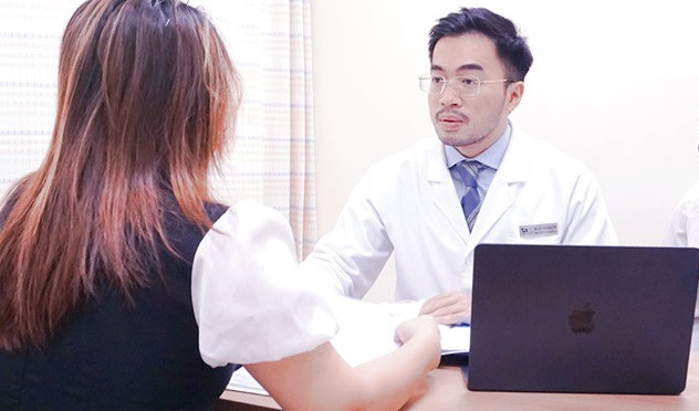 Bác sĩ tư vấn cho người bệnh.