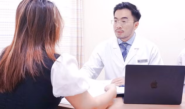 Bác sĩ tư vấn cho người bệnh.
