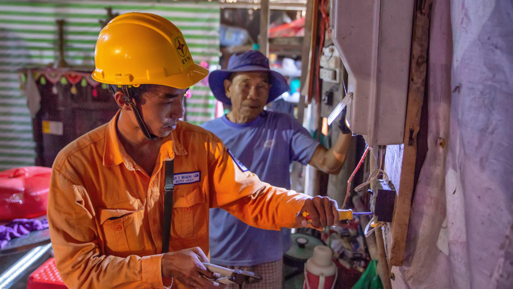 Sửa chữa, thay thế miễn phí hệ thống điện tại nhà các khách hàng có hoàn cảnh khó khăn.
