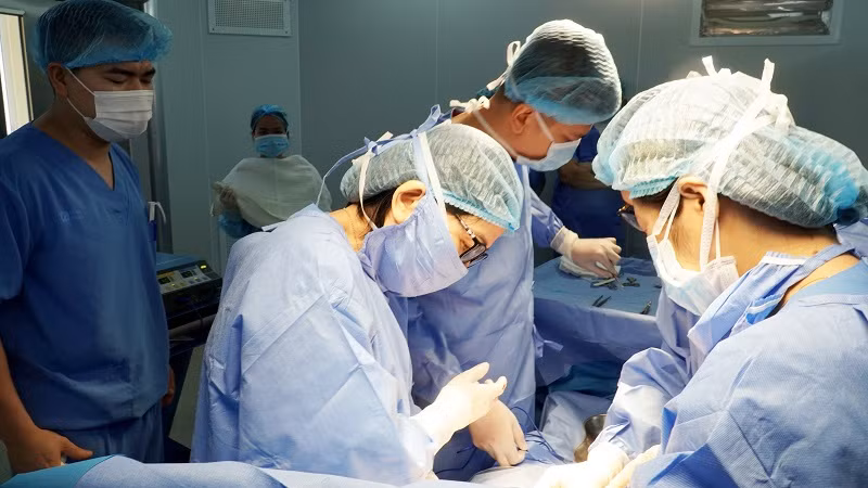 Bác sĩ Hiền Lê và ê-kíp sản khoa thực hiện mổ lấy thai. 