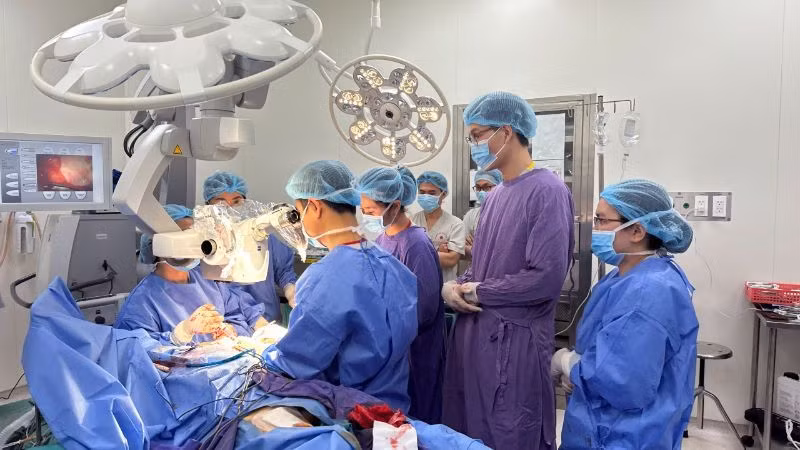 Các bác sĩ phẫu thuật cho người bệnh.