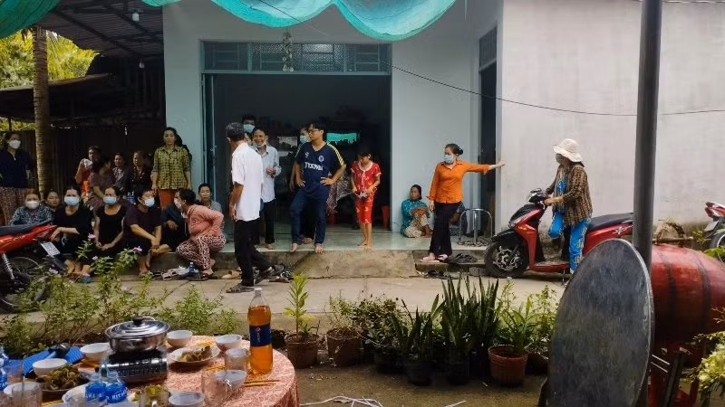 Người dân chờ cơ quan chức năng khám nghiệm hiện trường.