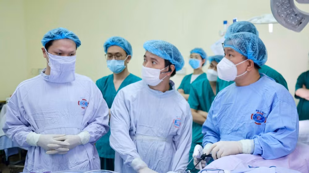 Các bác sĩ can thiệp cho người bệnh. 