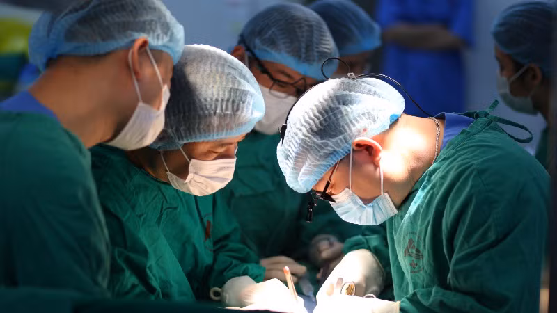Các bác sĩ tiến hành ca phẫu thuật ghép thận.