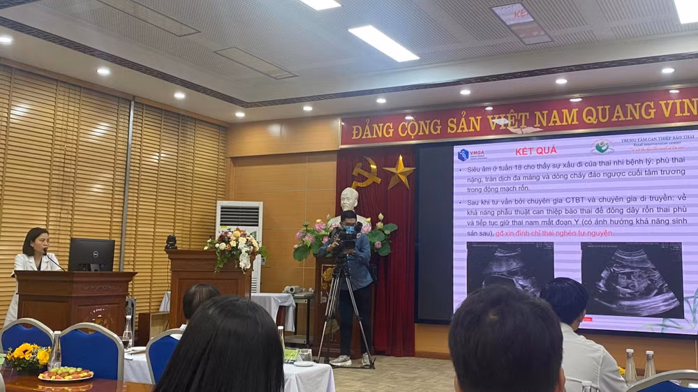 Tiến sĩ, bác sĩ Nguyễn Thị Sim (trái) thông tin về ca bệnh hy hữu.