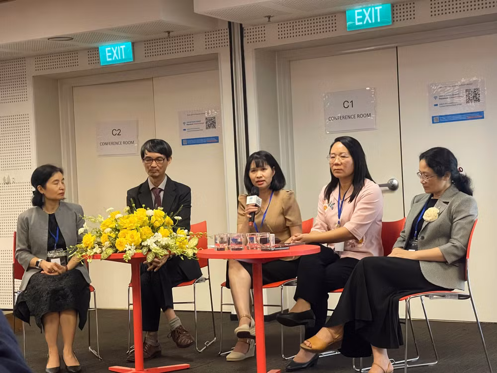 Bà Đinh Thị Thu Thủy, Phó Vụ trưởng Vụ Pháp chế, Bộ Y tế (giữa) chia sẻ về tác hại của tiêu thụ đồ uống có đường. Bà Đinh Thị Thu Thủy, Phó Vụ trưởng Vụ Pháp chế, Bộ Y tế (giữa) chia sẻ về tác hại của tiêu thụ đồ uống có đường.