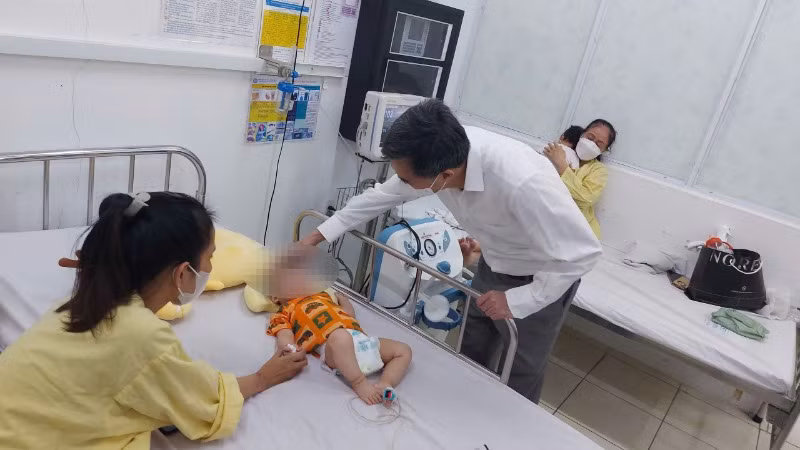 Thứ trưởng Y tế Trần Văn Thuấn kiểm tra công tác phòng, chống sởi tại Bệnh viện Phụ Sản Nhi Đà Nẵng. 