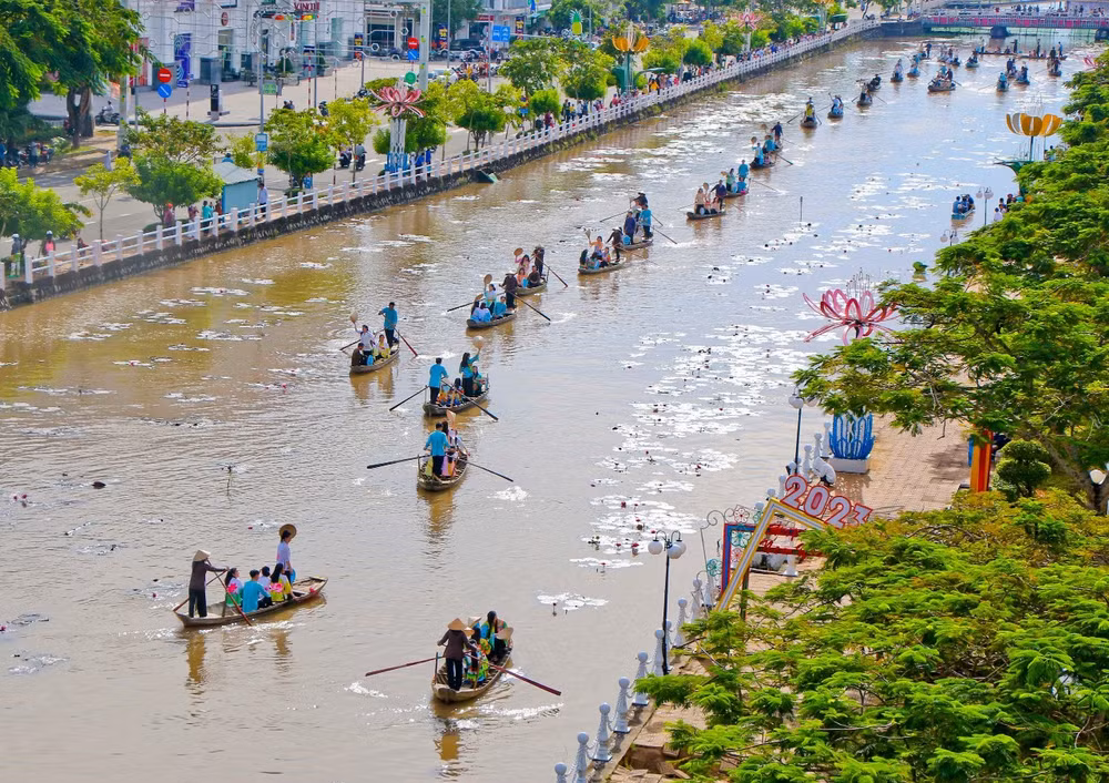 Diễu hành báo bà ba trên sông.