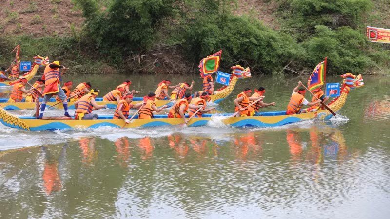 Thi bơi chải tại Lễ hội.