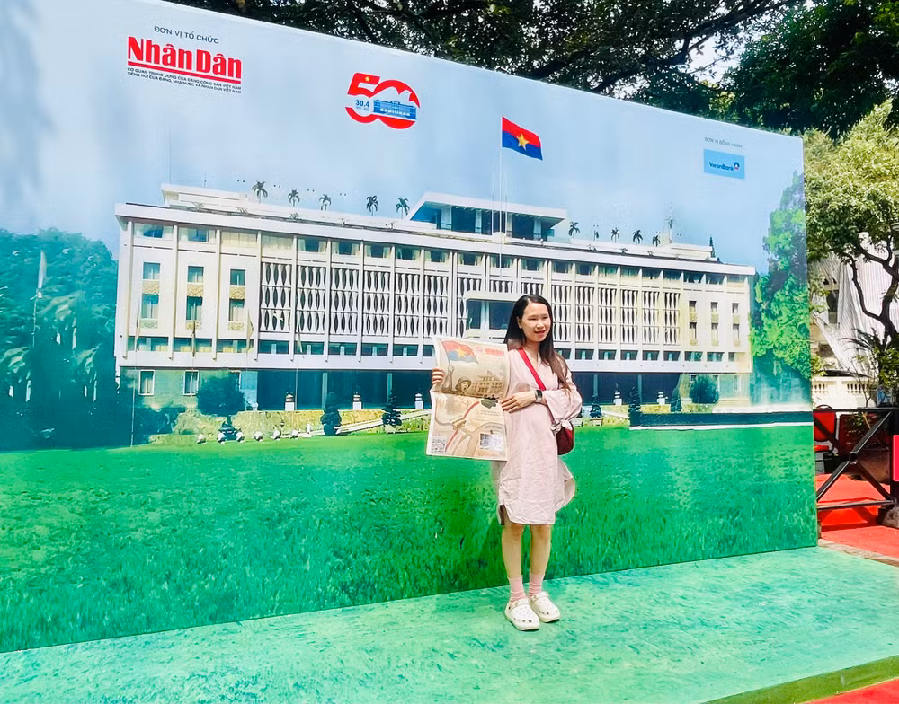 Bạn đọc Khương Thị Thùy Dương quay lại triển lãm lần thứ 2 để sở hữu phụ san đặc biệt.