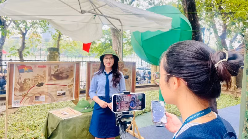 Mạc Lương Hà Anh (sinh viên Học viện Ngoại giao) làm bài dự thi bằng những chất liệu độc đáo tại triển lãm. 