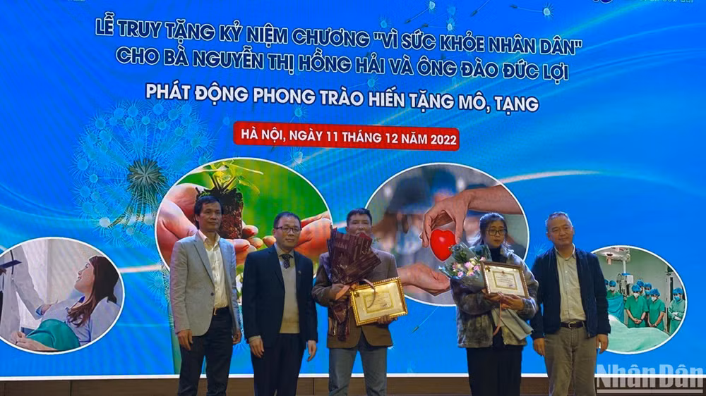 Gia đình 2 trường hợp hiến tặng mô, tạng nhận Kỷ niệm chương.