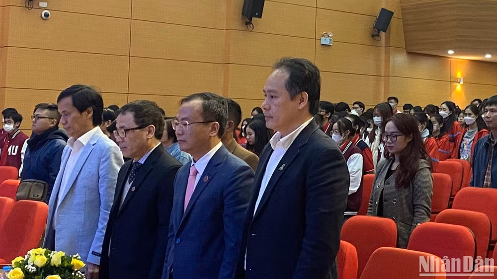 Một phút mặc niệm tưởng nhớ bà Nguyễn Thị Hồng Hải và ông Đào Đức Lợi.