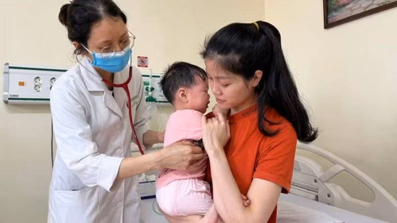 Bác sĩ thăm khám cho bệnh nhi.