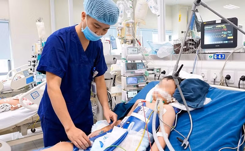 Bé C.T rơi vào tình trạng rất nguy kịch khi được chuyển đến Bệnh viện Nhi Trung ương.