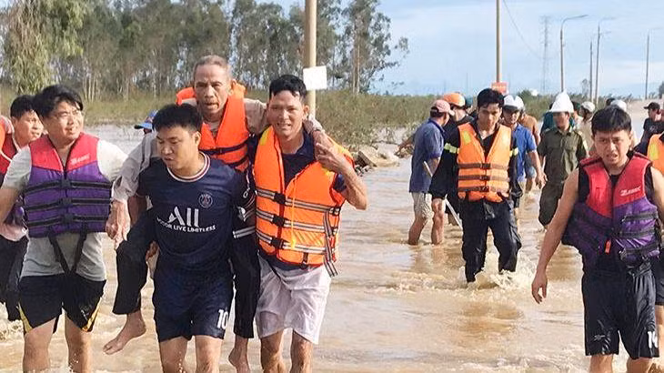 Cụ Năm được lực lượng công an ứng cứu kịp thời.