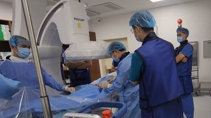 Can thiệp bằng hệ thống ECMO Cardiohelp cứu sống bệnh nhân viêm cơ tim.