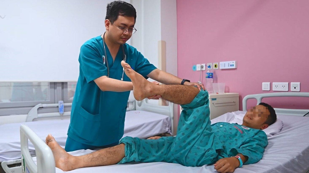 Bác sĩ Nguyễn Thành Huy theo dõi sức khỏe bệnh nhân sau can thiệp ECMO thức tỉnh.