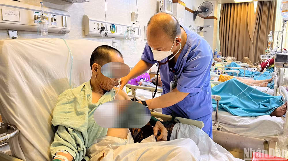 Bác sĩ khám cho bệnh nhân mắc bệnh hô hấp.