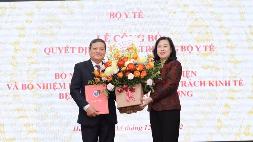 Bộ trưởng Y tế Đào Hồng Lan trao quyết định bổ nhiệm Giám đốc Bệnh viện Phổi Trung ương cho Tiến sĩ, bác sĩ Đinh Xuân Lượng.